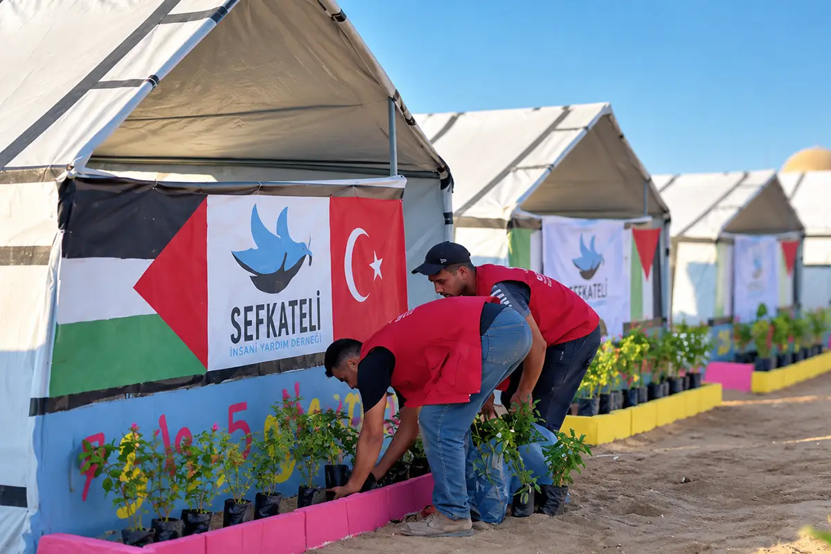 Şefkat Eli Gazze’de 400 öğrenci için okul açtı